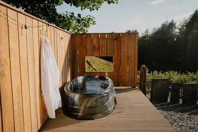 Twll Triongl gallery image 3